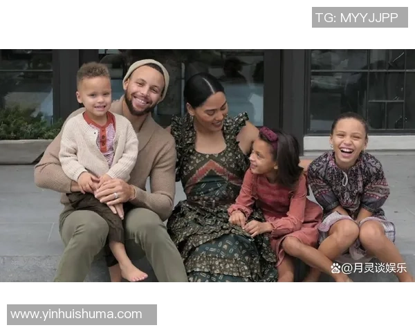 黑人足球明星与妻子携手共度幸福时光展现爱情与事业的完美结合 黑人足球明星与妻子携手共度幸福时光展现爱情与事业的完美结合